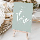 Numeração De Mesa Mesa 3ª com Script de Mão Verde de Sábio Pálido<br><div class="desc">Cartões simples e chic em Eucalyptus Green e White fazem uma declaração elegante no seu casamento ou evento. Design apresenta "mesa [number]" em uma combinação de olhares de serif clássica e de caracteres de script manuscritos. Design repete-se de ambos os lados. Cartões numerados individualmente vendidos separadamente; solicite cada número de...</div>