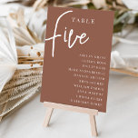 Numeração De Mesa Mesa CINCO com script de ferrugem   nomes de convi<br><div class="desc">Cartões simples e chic em tons de terra, marrom e branco, fazem uma declaração elegante no seu casamento ou evento. Design apresenta "mesa [number]" em uma combinação de olhares de serif clássica e de caracteres de script manuscritos, com nomes individuais de convidados por baixo. Design repete-se de ambos os lados....</div>