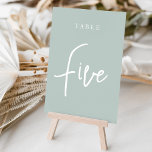 Numeração De Mesa Mesa CINCO com Script de Mão Verde de Sage Pálida<br><div class="desc">Cartões simples e chic em Pale Sage Green e em branco fazem uma declaração elegante no seu casamento ou evento. Design apresenta "mesa [number]" em uma combinação de olhares de serif clássica e de caracteres de script manuscritos. Design repete-se de ambos os lados. Cartões numerados individualmente vendidos separadamente; solicite cada...</div>