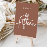 Numeração De Mesa Mesa com script de ferrugem 50<br><div class="desc">Cartões simples e chic em tons de terra, marrom e branco, fazem uma declaração elegante no seu casamento ou evento. Design apresenta "mesa [number]" em uma combinação de olhares de serif clássica e de caracteres de script manuscritos. Design repete-se de ambos os lados. Cartões numerados individualmente vendidos separadamente; solicite cada...</div>