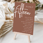 Numeração De Mesa Mesa com script de ferrugem FIFTEEN   Nomes de con<br><div class="desc">Cartões simples e chic em tons de terra, marrom e branco, fazem uma declaração elegante no seu casamento ou evento. Design apresenta "mesa [number]" em uma combinação de olhares de serif clássica e de caracteres de script manuscritos, com nomes individuais de convidados por baixo. Design repete-se de ambos os lados....</div>