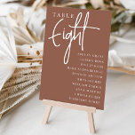 Numeração De Mesa Mesa com script de ferrugem oito   nomes de convid<br><div class="desc">Cartões simples e chic em tons de terra, marrom e branco, fazem uma declaração elegante no seu casamento ou evento. Design apresenta "mesa [number]" em uma combinação de olhares de serif clássica e de caracteres de script manuscritos, com nomes individuais de convidados por baixo. Design repete-se de ambos os lados....</div>