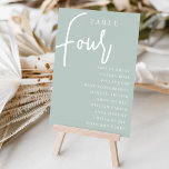 Numeração De Mesa Mesa com script manual quatro   nomes de convidado<br><div class="desc">Cartões simples e chic em Sage Green e White fazem uma declaração elegante no seu casamento ou evento. Design apresenta "mesa [number]" em uma combinação de olhares de serif clássica e de caracteres de script manuscritos, com nomes individuais de convidados por baixo. Design repete-se de ambos os lados. Cartões numerados...</div>