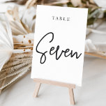Numeração De Mesa Mesa com script preto e branco SEVEN<br><div class="desc">Cartões simples e chic em preto e branco clássico fazem uma declaração elegante no seu casamento ou evento. Design apresenta "mesa [number]" em uma combinação de olhares de serif clássica e de caracteres de script manuscritos. Design repete-se de ambos os lados. Cartões numerados individualmente vendidos separadamente; solicite cada número de...</div>