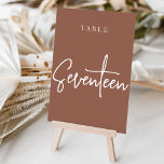 Numeração De Mesa Mesa Scripted da Mão de Ferrugem SETE<br><div class="desc">Cartões simples e chic em tons de terra, marrom e branco, fazem uma declaração elegante no seu casamento ou evento. Design apresenta "mesa [number]" em uma combinação de olhares de serif clássica e de caracteres de script manuscritos. Design repete-se de ambos os lados. Cartões numerados individualmente vendidos separadamente; solicite cada...</div>
