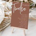 Numeração De Mesa Mesa TWELVE com script de ferrugem   nomes de conv<br><div class="desc">Cartões simples e chic em tons de terra, marrom e branco, fazem uma declaração elegante no seu casamento ou evento. Design apresenta "mesa [number]" em uma combinação de olhares de serif clássica e de caracteres de script manuscritos, com nomes individuais de convidados por baixo. Design repete-se de ambos os lados....</div>
