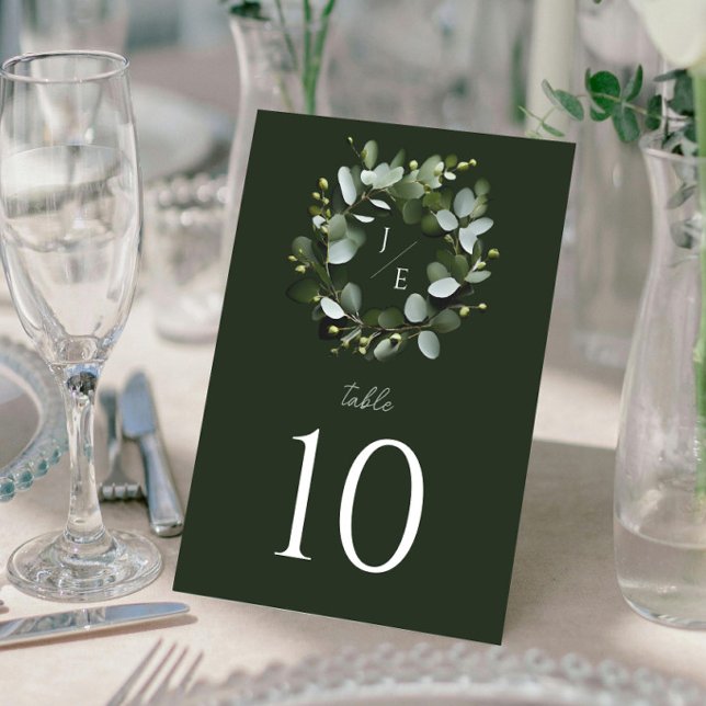 Numeração De Mesa Monograma Moderno Eucalyptus Wreath | Verde Escuro (Dark Green Modern Monogram Eucalyptus Wreath Wedding Table Card)