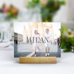 Numeração De Mesa Nome e Foto de Destino de Viagem de Casamento<br><div class="desc">Adicione um toque especial de acabamento às suas mesas de recepção de casamento com estas placas de nome de mesa de fotos personalizadas. Nomeie cada mesa após um destino de viagem memorável e adicione uma foto e o nome de destino. Sua foto aparece no cheio sangrando com um elemento geométrico...</div>