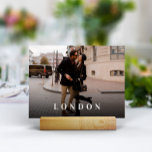 Numeração De Mesa Nome e Foto de Destino de Viagem de Casamento<br><div class="desc">Adicione um toque especial de acabamento às suas mesas de recepção de casamento com estas placas de nome de mesa de fotos personalizadas. Nomeie cada mesa após um destino de viagem memorável e adicione uma foto e o nome de destino. Sua foto aparece no cheio sangrando com o nome da...</div>
