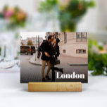 Numeração De Mesa Nome e Foto de Destino de Viagem de Casamento<br><div class="desc">Adicione um toque especial de acabamento às suas mesas de recepção de casamento com estas placas de nome de mesa de fotos personalizadas. Nomeie cada mesa após um destino de viagem memorável e adicione uma foto e o nome de destino. Sua foto aparece no cheio sangrando com o nome da...</div>