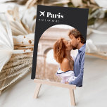 Numeração De Mesa Nome e Foto do Destino do Tema Viagem de Casamento<br><div class="desc">Adicione um toque especial de acabamento às suas mesas de recepção de casamento com estas placas de número personalizadas da tabela de fotos. Nomeie cada mesa após um destino de viagem memorável e adicione uma foto e o nome de destino a essas placas de mesa exclusivas. Sua foto está alinhada...</div>