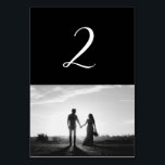 Numeração De Mesa Número da Tabela de Casamento de Fotos do Script P<br><div class="desc">Um belo design de um roteiro de caligrafia preto e branco mostrando a foto do casal. Um casal de fotos moderno com elementos minimalistas simples. Um design de número de mesa moderno ideal para quem adora caligrafia de guião, designs pretos e brancos e papelaria de casamento de fotos. Os convites...</div>