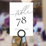 Numeração De Mesa Número de Tabela de Casamento Chic de Script Elega<br><div class="desc">O símbolo de número de tabela elegante e moderno apresenta um script elegante em branco com nome e data de noiva e noiva. Excelente para casamentos ou suas próximas ocasiões especiais.</div>