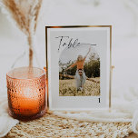 Numeração De Mesa Números de Tabelas de Casamento de Fotos de Caligr<br><div class="desc">Este é um elegante e moderno número de mesas com uma bela fonte caligráfica e design minimalista. Edite a maioria dos textos e todas as cores para fazer com que este número da tabela de fotos seja ajustado às suas necessidades de evento e estilo pessoal // Para itens correspondentes, visite...</div>