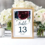 Numeração De Mesa Números de Tabelas de Casamento de Marinho da Borg<br><div class="desc">Ajude seus hóspedes a encontrar facilmente o caminho com estes bonitos cartões de números de mesa duplos. Edite facilmente os números,  nomes e data! Este design apresenta um belo buquê floral de marinho arrojado e uma fonte elegante de script!</div>