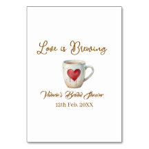 O amor está preparando caneca de café branca coraç