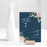 Numeração De Mesa Placa de Número de Tabela de Casamento de Marinho<br><div class="desc">Este design de cartão de número de mesa de casamento de marinho floral apresenta belos fundos clássicos de cor-de-rosa pastel e azul marinho com simples tipografia moderna e caligrafia elegante para definir um tom sofisticado para qualquer estilo de evento. Cada produto é embelezado com rosas rosas rosadas e escamosas, cor-de-rosa,...</div>
