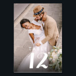Numeração De Mesa Recepção de casamento de Foto Moderna Elegante<br><div class="desc">Elevem o ambiente de sua celebração com as nossas placas de números da tabela de Recepções de casamento de Foto Moderna Elegante, projetadas para guiar seus hóspedes a seus lugares em estilo. Adorados com uma bela fotografia do casal feliz, estes cartões permitem-vos mostrar um momento apreciado ou memória favorita, acrescentando...</div>