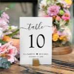 Numeração De Mesa Recepção de casamento de Script Chic<br><div class="desc">Sinal de número da tabela de recepção de casamento com "mesa" em um roteiro moderno de na moda com picos, o número da tabela na tipografia elegante da serifpografia, seus primeiros nomes unidos por um coração e sua data de recepção. Crie cada número de tabela individualmente e adicione ao seu...</div>