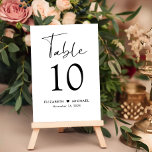 Numeração De Mesa Recepção de casamento de Script Chic<br><div class="desc">Sinal de número de tabela de recepção de casamento de chic com "Mesa" em um roteiro moderno de na moda, o número de tabela na tipografia serif clássica, seus nomes unidos por um coração e sua data de recepção. Crie cada sinal de número de tabela e adicione ao seu carrinho...</div>