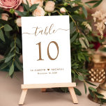 Numeração De Mesa Recepção de casamento de Script Dourado Chic<br><div class="desc">Sinal de número da tabela de recepção de casamento de chic com "mesa" em um roteiro de caligrafia na moda dourada com baloiços, o número da tabela em tipografia elegante da serifpografia dourada, seus primeiros nomes unidos por um coração e sua data de recepção. Crie cada sinal de número de...</div>