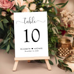 Numeração De Mesa Recepção de casamento de Script Elegante<br><div class="desc">Elegante sinal de número da tabela de recepção de casamento com "mesa" em um roteiro de na moda com picos, o número da tabela na tipografia serif clássica, seus primeiros nomes se uniram por um coração e sua data de recepção. Crie cada sinal de número de tabela e adicione ao...</div>