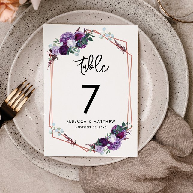 Numeração De Mesa Recepção de casamento Roxo Moderna (Purple Floral Wedding Reception Table Number Card)