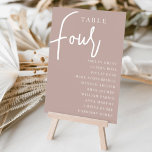 Numeração De Mesa Rosa Taupe Mesa com script de mão quatro   nomes d<br><div class="desc">Cartões simples e chic em rosa de tom de terra e branco fazem uma declaração elegante no seu casamento ou evento. Design apresenta "mesa [number]" em uma combinação de olhares de serif clássica e de caracteres de script manuscritos, com nomes individuais de convidados por baixo. Design repete-se de ambos os...</div>