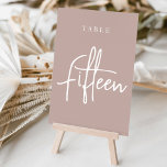 Numeração De Mesa Rosa Taupe Mesa com script na mão 50<br><div class="desc">Cartões simples e chic em rosa de tom de terra e branco fazem uma declaração elegante no seu casamento ou evento. Design apresenta "mesa [number]" em uma combinação de olhares de serif clássica e de caracteres de script manuscritos. Design repete-se de ambos os lados. Cartões numerados individualmente vendidos separadamente; solicite...</div>