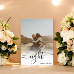 Numeração De Mesa Roteiro branco com nomes de script chic fotos casa<br><div class="desc">Simples cobertura de mesa de casamento de guião preto branco,  com uma foto de camada branca,  e adicione a sua foto no fundo para um saquê de casamento.</div>