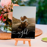 Numeração De Mesa Roteiro chic preto nomes fotos casamento<br><div class="desc">Simples cobertura de mesa de casamento de guião preto branco,  com uma fotografia de cobertura preta,  e adicione a sua fotografia no fundo para um saquê de casamento.</div>