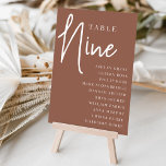 Numeração De Mesa Rust Mão Scripting Mesa NINE   Nomes de Convidado<br><div class="desc">Cartões simples e chic em tons de terra, marrom e branco, fazem uma declaração elegante no seu casamento ou evento. Design apresenta "mesa [number]" em uma combinação de olhares de serif clássica e de caracteres de script manuscritos, com nomes individuais de convidados por baixo. Design repete-se de ambos os lados....</div>