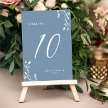 Numeração De Mesa Rustic Elegant Dusty Blue Selvagens Boho Casamento<br><div class="desc">Esta elegante,  mas rústica,  design da mesa de casamento apresenta um belo fundo azul empoeirado com flores silvestres desenhadas à mão e uma elegante tipografia em branco. A design é a mesma de ambos os lados. Veja nossa coleção Rustic Wildflower para coordenar itens.</div>
