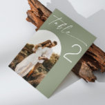 Numeração De Mesa Sage Green Wedding | Foto de Arch Minimalista Eleg<br><div class="desc">Traga um toque natural e elegante para sua recepção de casamento com este cartão verde de sage. Apresentando um layout minimalista limpo, texto de script gracioso e uma foto opcional de forma de arco, este design verde mudo é perfeito para casamentos temáticos modernos, rústicos ou botânicos. Ideal para casais que...</div>