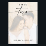 Numeração De Mesa Tabela de Casamento de Fotos do Script Elegante Nú<br><div class="desc">Esta design apresenta uma bela foto da sua escolha. Clique no botão "Clique para personalizar mais" para editar a cor do texto do script. Mova a imagem de foto acima das camadas de sobreposição para o centro. Veja a coleção inteira para mais itens correspondentes!</div>