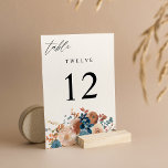 Numeração De Mesa Tabela Floral Azul bege e Dusty Número V2<br><div class="desc">Vestir suas mesas de casamento ou festas com seu Cartão de Número de Mesa Azul Beige & Dusty.</div>