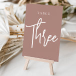 Numeração De Mesa Terracotta - Mesa com script três<br><div class="desc">Cartões simples e chicos de números de mesas na Terra Terracotta e Branco fazem uma declaração elegante no seu casamento ou evento. Design apresenta "mesa [number]" em uma combinação de olhares de serif clássica e de caracteres de script manuscritos. Design repete-se de ambos os lados. Cartões numerados individualmente vendidos separadamente;...</div>