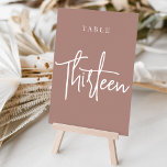 Numeração De Mesa Terracotta - Mesa com script três vezes<br><div class="desc">Cartões simples e chicos de números de mesas na Terra Terracotta e Branco fazem uma declaração elegante no seu casamento ou evento. Design apresenta "mesa [number]" em uma combinação de olhares de serif clássica e de caracteres de script manuscritos. Design repete-se de ambos os lados. Cartões numerados individualmente vendidos separadamente;...</div>