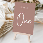 Numeração De Mesa Terracotta - Mesa ONE com script<br><div class="desc">Cartões simples e chicos de números de mesas na Terra Terracotta e Branco fazem uma declaração elegante no seu casamento ou evento. Design apresenta "mesa [number]" em uma combinação de olhares de serif clássica e de caracteres de script manuscritos. Design repete-se de ambos os lados. Cartões numerados individualmente vendidos separadamente;...</div>