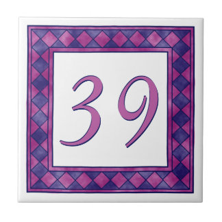 Número da casa grande cor-de-rosa e roxo Checkered