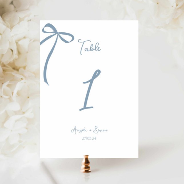 Número de Tabela Azul Dusty com Arco desenhado à m (dusty blue wedding table number, hand drawn bow wedding table card, blue bow illustration )