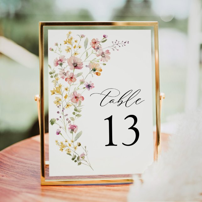 Número de Tabela de Casamento de Flor Selvagem Col (Wildflower meadow wedding table number sign with soft floral illustration and elegant typography)