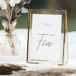 Número Simples de Tabela de Casamento de Caligrafi<br><div class="desc">Design apresenta uma fonte manuscrita e um design minimalista moderno. Projetado para coordenar com a coleção de convites de casamento "ESSENTIALS". Para alterar os detalhes,  clique em "Personalizar". Veja o link de coleção nesta página para ver todos os itens correspondentes neste belo design ou veja a coleção aqui: https://bit.ly/3iNzQAD</div>