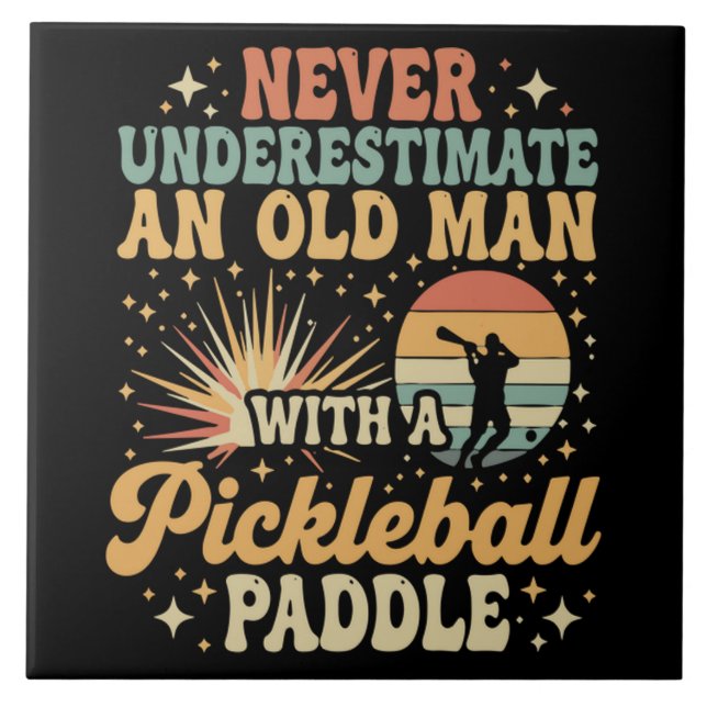 Nunca Subestime Um Homem Velho Com Um Pickleball (Frente)