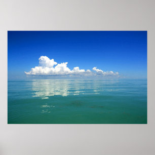 Nuvem branca sobre um poster calmo do oceano
