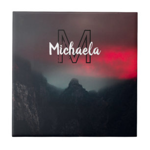 Nuvens a arder, nevoeiro e monograma das montanhas