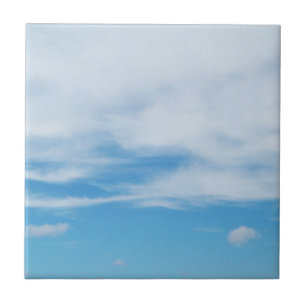 Nuvens Brancas Adoráveis do Dia de Verão do Céu Az