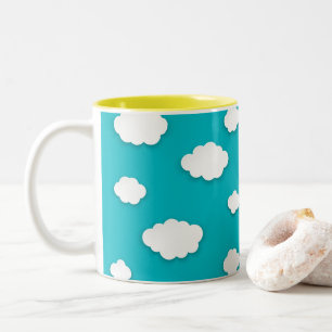 Nuvens brancas em uma caneca de café de dois tons 