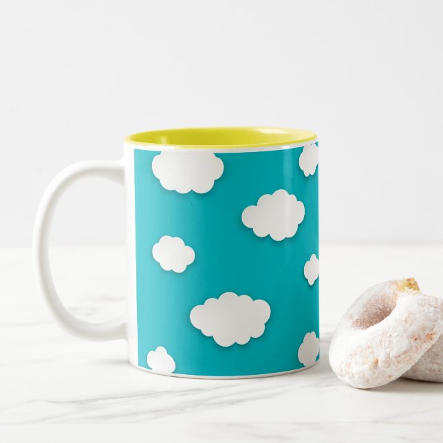 Nuvens brancas em uma caneca de café de dois tons  (Com Donut)