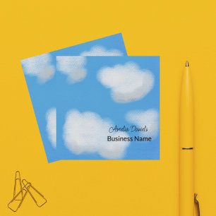 Nuvens brancas no Cartão de visita do céu azul
